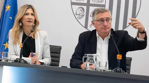 La vicepresidenta Vaquero y el consejero de Turismo, Manuel Blasco, encabezan la expedici&oacute;n. Foto: DGA