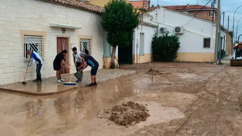 Vecinos de Mar&iacute;a de Huerva (Zaragoza) limpian las calles y sus casas tras las lluvias extremas del domingo.