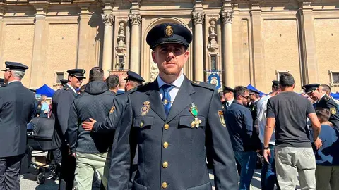 El agente de la Polic&iacute;a Nacional condecorado con la Cruz Blanca este martes en la plaza del Pilar, Sergio Almingol.