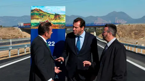 Puente (centro) en la apertura de la A-22. Foto: Ministerio de Transportes