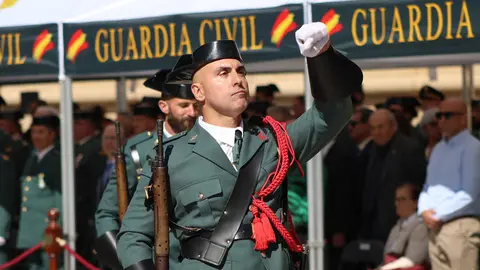 El acto en la plaza del Pilar ha incluido el tradicional Desfile de Fuerzas de la Guardia Civil de Arag&oacute;n. Foto: P. A.