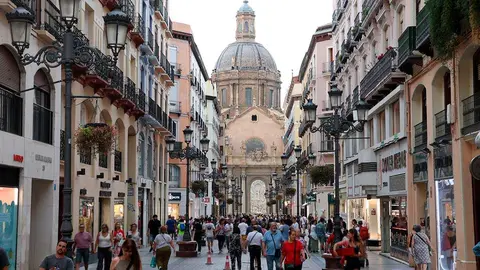 gente-paseando-por-el-pilar