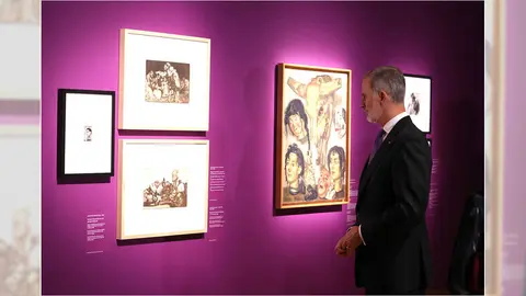 Su-Majestad-El-Rey-contempla-dos-Grabados-del-Museo-Goya