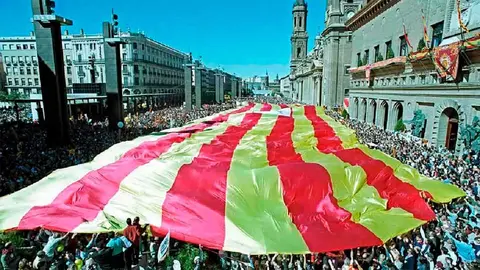 La manifestaci&oacute;n contra el Plan Hidrol&oacute;gico Nacional congreg&oacute; a m&aacute;s de 300.000 personas en Zaragoza en el a&ntilde;o 2000. Foto:  Rogelio Allepuz