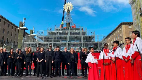 Los infanticos del Pilar cantando en le acto de la subida de la Virgen del Pilar. Foto: I.B