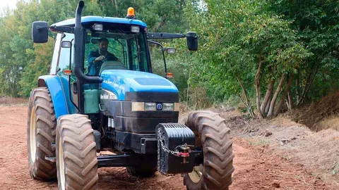 Nolasco subido a un tractor. Foto: Vox