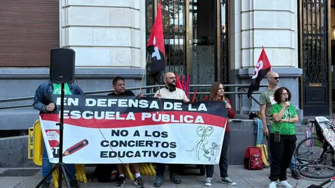 cgt concentraci&oacute;n escuela p&uacute;blica educaci&oacute;n p&uacute;blica concertada