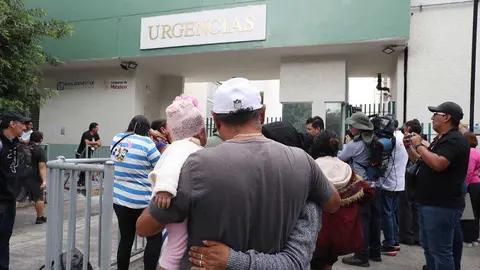 Familiares de las victimas por la explosi&oacute;n de cami&oacute;n de gas permanecen a las afueras del Hospital General Dr. Rub&eacute;n Le&ntilde;ero en la Ciudad de M&eacute;xico (M&eacute;xico). Imagen de archivo. EFE/ Mario Guzm&aacute;n