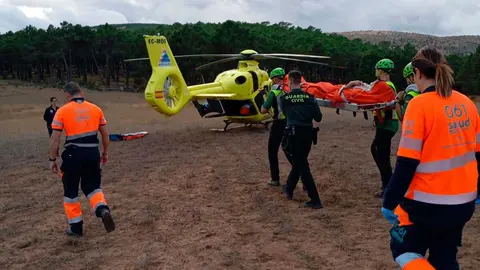 Efectivos del Greim de Mora de Rubielos rescataron a un hombre de 54 a&ntilde;os con fractura de tibia y peron&eacute; en Albarrac&iacute;n. Foto: Guardia Civil Teruel