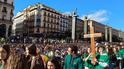 Jubileo-Zaragoza-plaza-Pilar-2025-j&oacute;venes-1