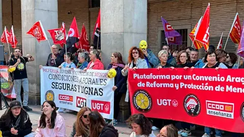 Los trabajadores de centros de menores en Arag&oacute;n, este jueves frente a la sede del IASS en Zaragoza. Fuente: Feccooaragon