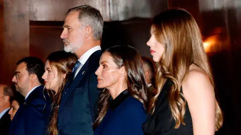 Los Reyes y sus hijas junto al presidente asturiano, Adri&aacute;n Barb&oacute;n, durante el XXXIII Concierto Premios Princesa de Asturias. Foto: Casa del Rey