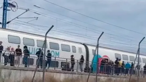 Cerca de 1.000 personas tuvieron que ser auxiliadas tras una aver&iacute;a en un tren Ouigo que qued&oacute; varado en Ballobar (Huesca). Fuente: Guardia Civil