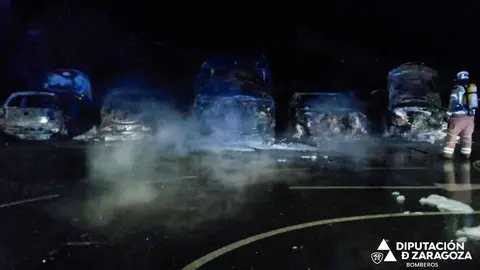 Los Bomberos de la DPZ sofocaron dos incendios la pasada madrugada en La Muela por los cuales ardieron seis veh&iacute;culos. Fuente: Bomberos DPZ