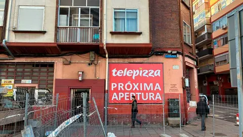 La cadena Telepizza prepara su llegada a uno de los edificios m&aacute;s emblem&aacute;ticos de la avenida Navarra. Foto: G.P.