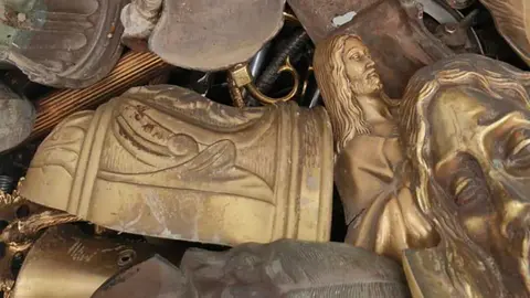 Parte de los elementos decorativos robados y vandalizados del Cementerio de Torrero recuperados por la Polic&iacute;a.