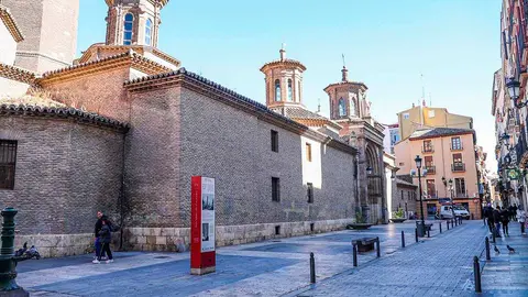 Tramo de pavimento adoquinado que todav&iacute;a queda en la calle de San Pablo