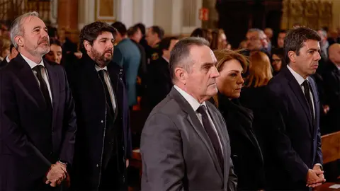 Azc&oacute;n y L&oacute;pez Miras junto a Maz&oacute;n en un homenaje previo a las v&iacute;ctimas. Foto: DGA