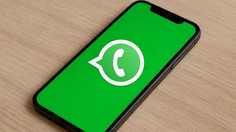 Imagen de archivo de un m&oacute;vil con la aplicaci&oacute;n de Whatsapp