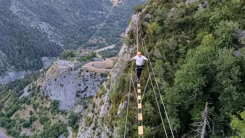 El puente tibetano de la v&iacute;a ferrata de Canfranc ofrece unas vistas incre&iacute;bles del R&iacute;o Arag&oacute;n. Foto: R1 Aventuras