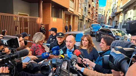 El delegado del Gobierno en Arag&oacute;n, Fernando Beltr&aacute;n, esta ma&ntilde;ana en la calle de Zaragoza donde ha ocurrido el asesinato machista.