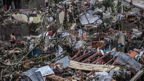 NO USAR. FOTO EFE. Residentes inspeccionan los da&ntilde;os tras el paso del tif&oacute;n Kalmaegi en la ciudad de Talisay, provincia de Ceb&uacute;, Filipinas, este martes. El tif&oacute;n Kalmaegi azot&oacute; la regi&oacute;n de Visayas, en el centro de Filipinas, este martes, causando inundaciones, cortes de luz y da&ntilde;os materiales. EFE/ Juanito Espinosa.
