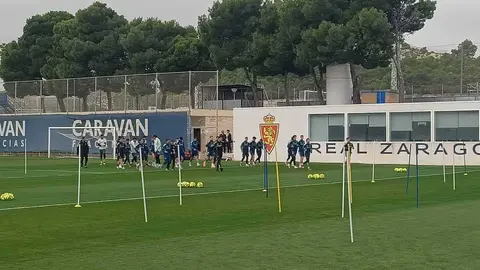 Forc&eacute;n, al fondo, dialoga este mi&eacute;rcoles junto a L&oacute;pez mientras entrena el Real Zaragoza. Foto: M.G.