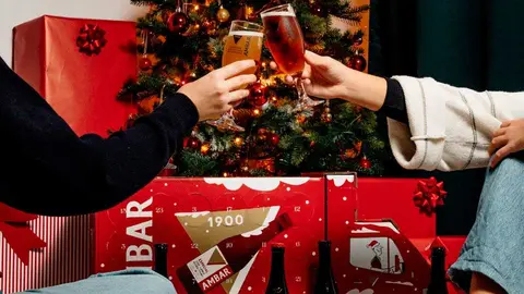 Descubre los regalos para esta Navidad 2025 que ofrece la cervecera zaragozana. Foto: Ambar
