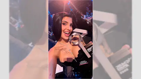 Naiara tras recoger el premio a Artista Revelaci&oacute;n. Foto: IG @nai.ara