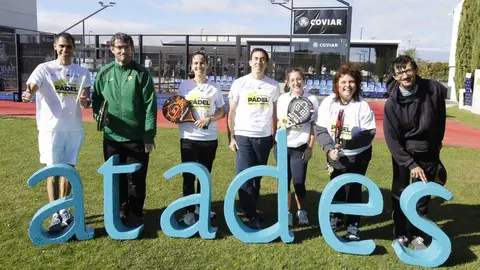 Usuarios de ATADES con jugadores del Torneo de P&aacute;del