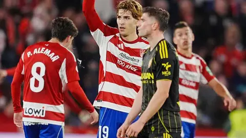 Guti mira alica&iacute;do tras el primer gol del Granada, que supon&iacute;a empatar al Real Zaragoza. Foto: LaLiga