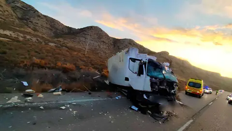 Un cami&oacute;n cargado de alimentos ha sufrido un accidente en la A-126 entre Tauste y Remolinos este lunes. Fuente: Bomberos DPZ