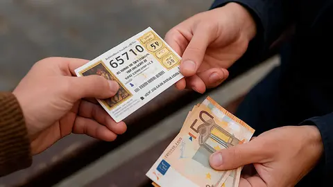Los estafadores abordan a la v&iacute;ctima con un relato convincente, un billete o d&eacute;cimo de loter&iacute;a &ldquo;premiado&rdquo;, una herencia, una p&eacute;rdida. Foto: IA