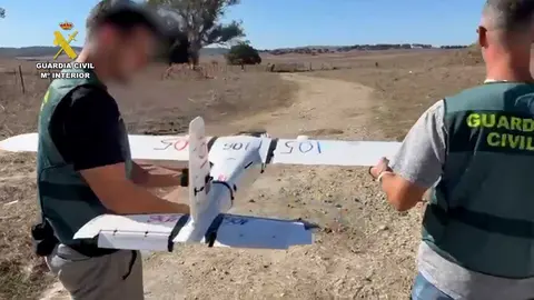 FOTO EFE. NO USAR. La Guardia Civil, en colaboraci&oacute;n con la Gendarmer&iacute;a marroqu&iacute;, ha desmantelado una organizaci&oacute;n que ten&iacute;a capacidad de introducir en Espa&ntilde;a 200 kilos de hach&iacute;s en una sola noche a trav&eacute;s de drones artesanales. Foto: EFE/Guardia Civil