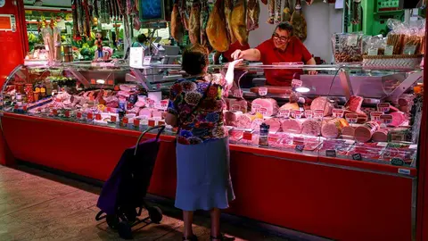 FOTO EFE. NO USAR. Imagen de archivo de una mujer comprando en mercado de abastos. EFE/Emilio Naranjo
