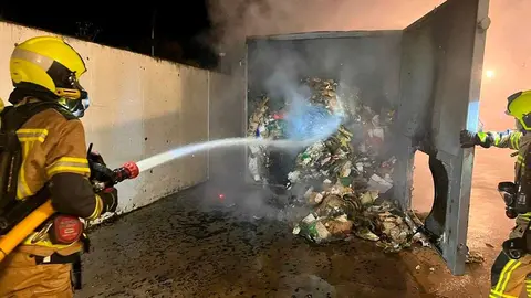 Los Bomberos de la DPH sofocaron las llamas despu&eacute;s de casi tres horas de intervenci&oacute;n en Bin&eacute;far. Fuente: DPH
