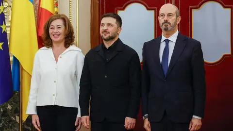 FOTO EFE. NO USAR. La presidenta del Congreso, Francina Armengol (i), y el presidente del Senado, Pedro Roll&aacute;n (d), reciben al presidente de Ucrania, Volod&iacute;mir Zelenski (c), en el Sal&oacute;n de los Pasos Perdidos en el Congreso de los Diputados en Madrid, este martes. EFE/ Javier Lizon