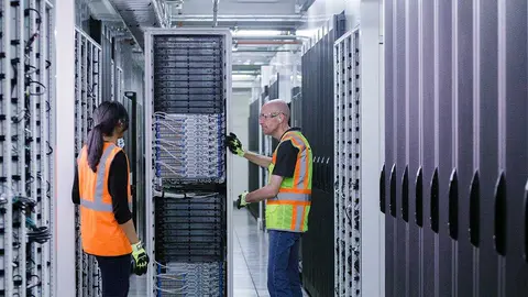 Empleados en centros de datos. Foto: Microsoft