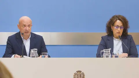 Carlos Gimeno (PP) y Eva Torres (Vox) durante la presentaci&oacute;n de las ayudas