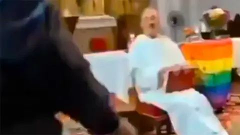 Un hombre increp&oacute; al sacerdote increpar al sacerdote que presid&iacute;a una celebraci&oacute;n de acogida de la comunidad LGTBI en Sevilla.