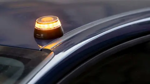 Baliza luminosa V-16 sobre el techo de un coche. Foto: Ministerio del Interior
