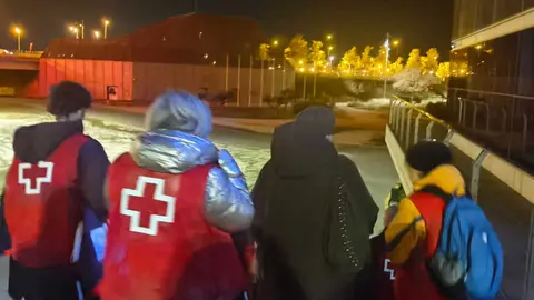 Voluntarios de Cruz Roja en una zona con personas sin hogar en La Almozara