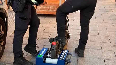 El conductor de un patinete en Huesca se ha llevado una multa de 500 euros tras ser detectado a 35 km/h por un dispositivo usado de la Polic&iacute;a Local.