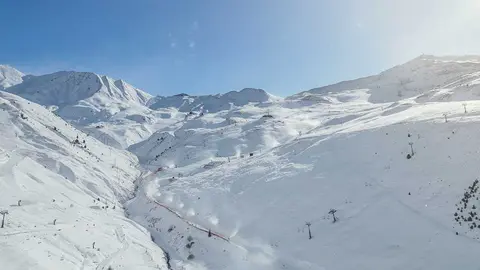 Pistas esquiables en el valle del Arag&oacute;n. Foto: Ast&uacute;n-Candanch&uacute;