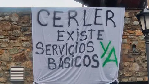 Pancarta colocada en Cerler. Foto cedida