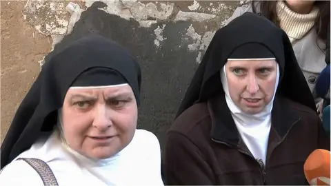 Sor Si&oacute;n y sor Bel&eacute;n defienden como "habitual" la venta de antig&uuml;edades en los conventos. EFE NO USAR