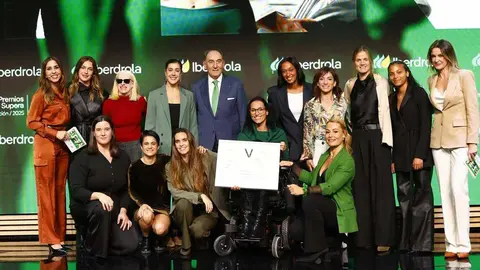 Ignacio Gal&aacute;n junto a las embajadoras de Iberdrola