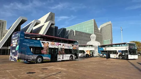 Estas son las tiernas pinturas de la artista Eva Armis&eacute;n que han quedado plasmadas en uno de los tres nuevos autobuses tur&iacute;sticos