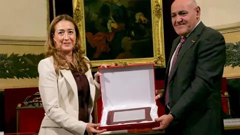 Carmen Garc&iacute;a Mur recibe el premio. Foto: DGA