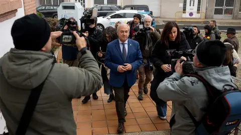 FOTO EFE. NO USAR. El presidente de la Diputaci&oacute;n de Lugo, secretario general del PSdeG en esa provincia y alcalde de Monforte de Lemos, Jos&eacute; Tom&eacute;, se dirige a medios de comunicaci&oacute;n, este mi&eacute;rcoles, en Monforte. Tom&eacute; ha asegurado que &ldquo;todo lo que ha salido&rdquo; sobre acusaciones de acoso sexual contra &eacute;l a trav&eacute;s de los canales internos del partido es &ldquo;falso&rdquo; y ha anunciado que tomar&aacute; "acciones legales". EFE/ Brais Lorenzo